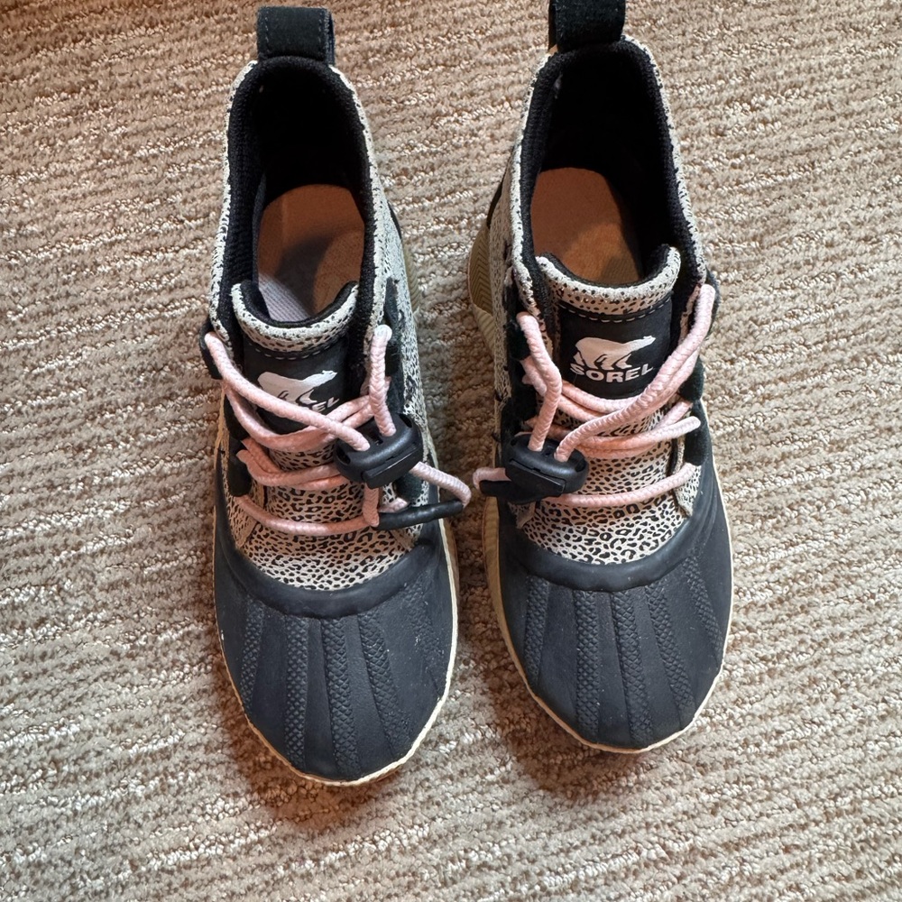 Sorel Kids Black and Light Pink Waterproof Lace-Up Boots